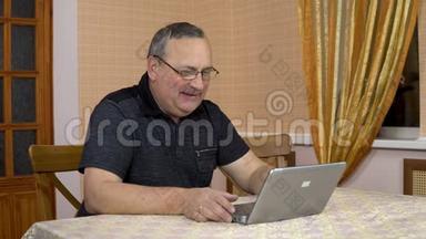 一个男人通过笔记本电脑通过视频与朋友<strong>交流</strong>。 一位老人在看手提电脑时<strong>交流</strong>。 A.